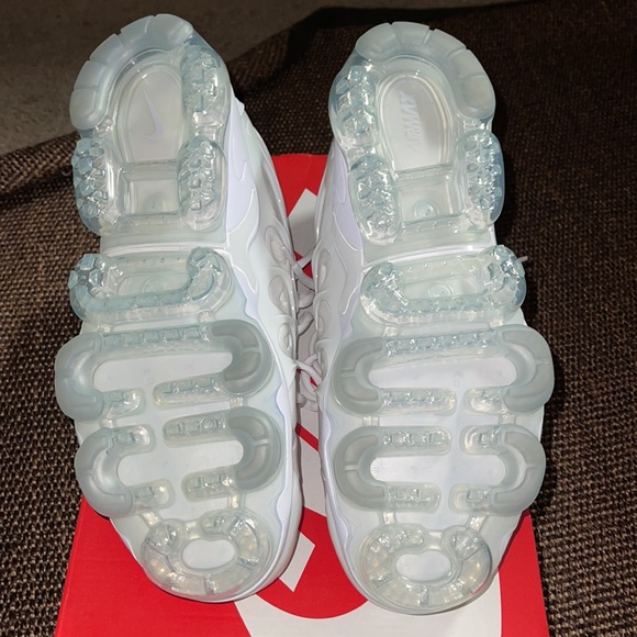 ALL WHITE VAPORMAX PLUS - Picture 3 of 3